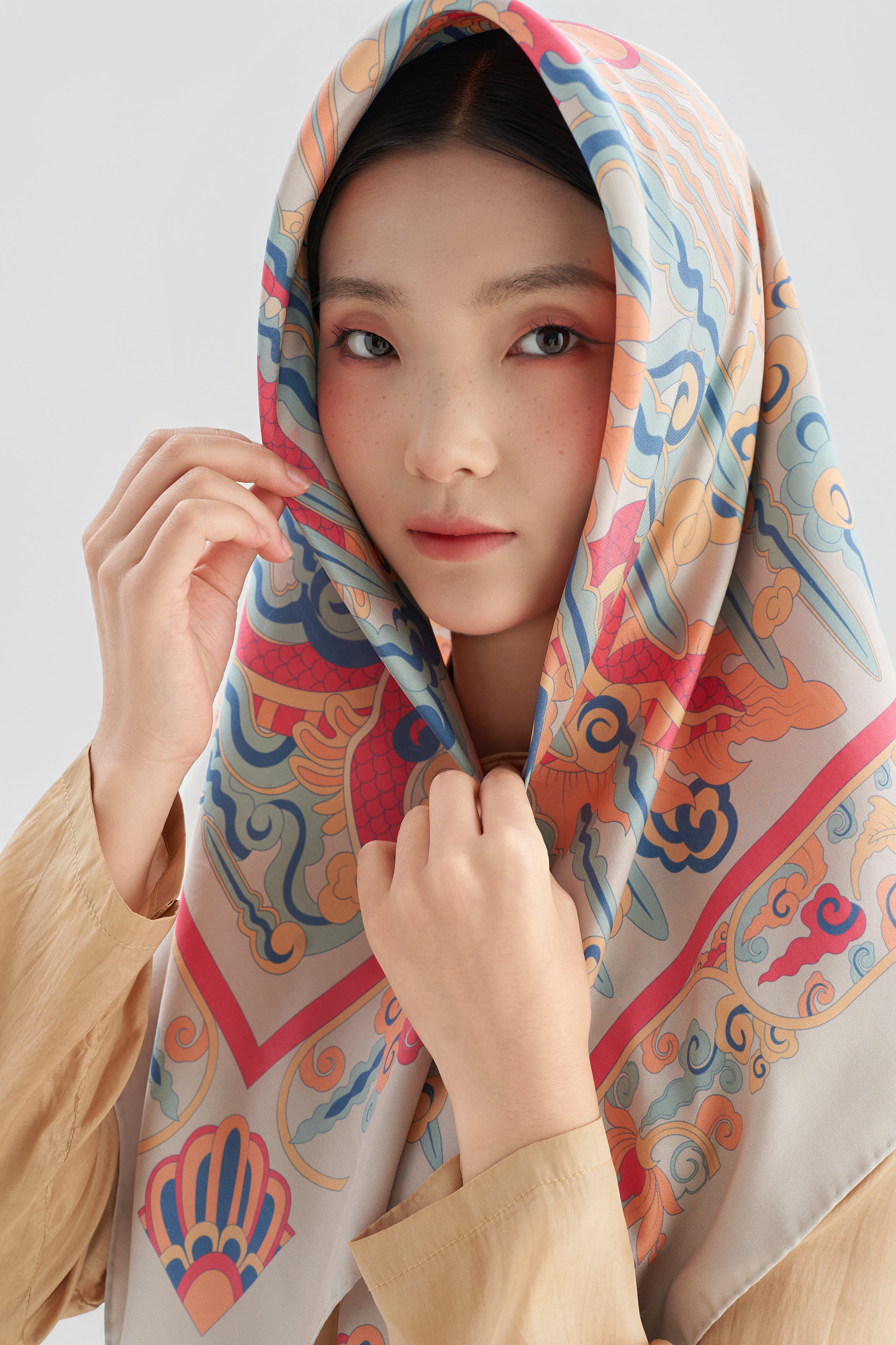 The Dragon Pearl silk scarf - Cream - Size 90x90