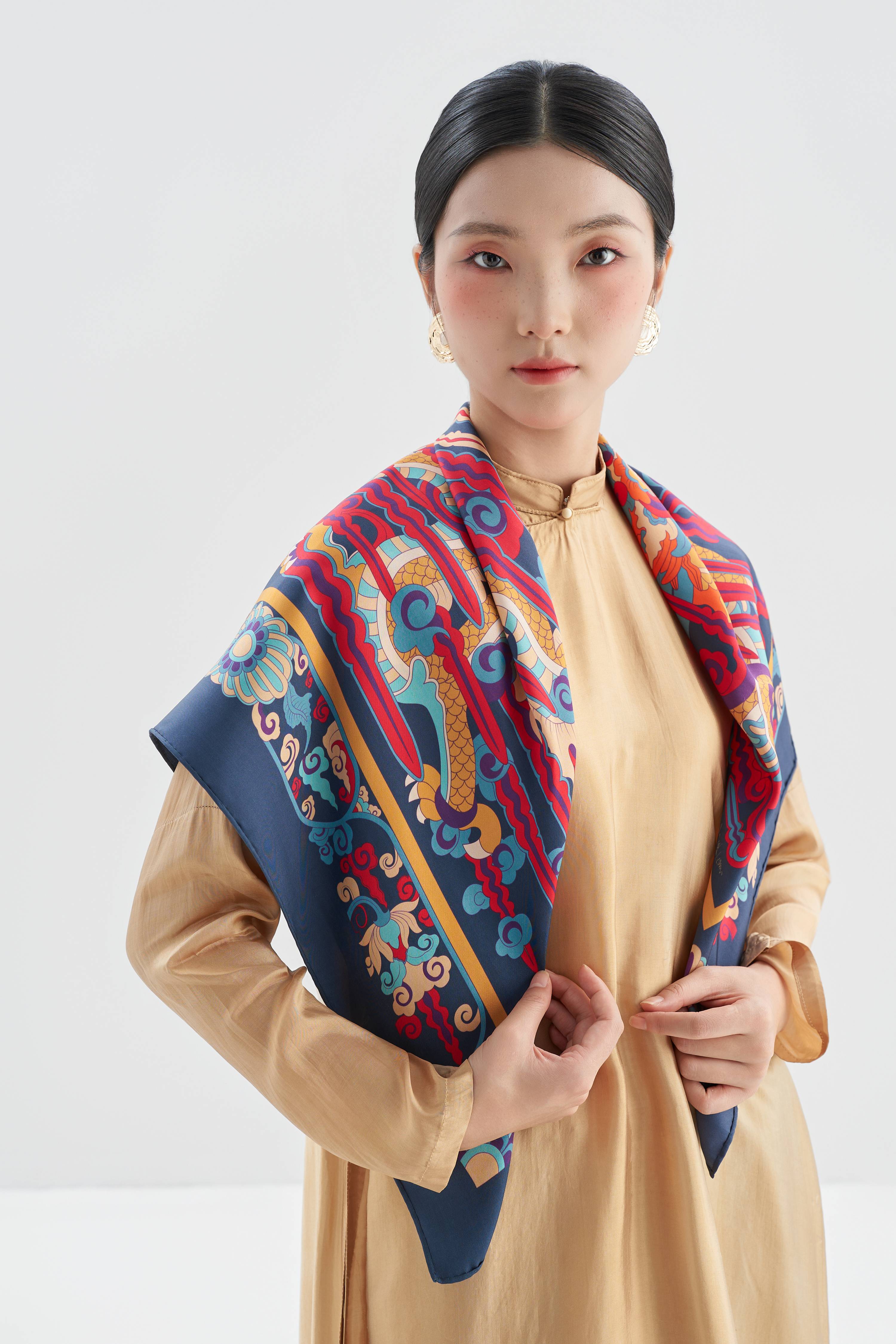 The Dragon Pearl silk scarf - Navy - Size 90x90 cm